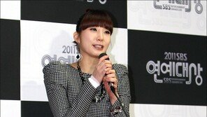 [포토] ‘SBS 연예대상’ 박인영, 무릎부상에도…‘버라이어티 정신!’