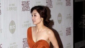 [포토] ‘MBC 연기대상’ 김현주, 살짝 드러나 각선미 ‘화들짝’