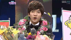 이승기, 3년째 인기상 수상 “형님이 없어서 아쉬워…” 강호동 언급