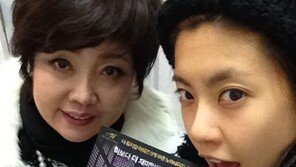 ‘민낯’ 이윤지, 엄마 공개 ‘붕어빵 미모’