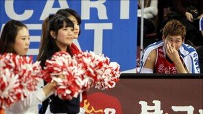 [포토] 오세근, ‘치어리더 옆에 있으니 부끄럽네’