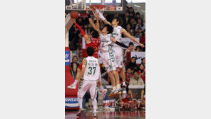 ‘1위’ 동부 질식수비, ‘2위’ KGC 만원관중 울렸다