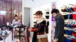 윤소이-재희, 티격태격 ‘속옷 가게 데이트’