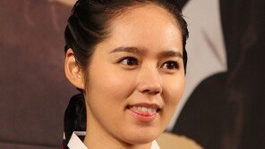 [포토] 한가인 ‘나이를 잊은 한복 자태’