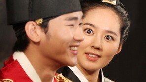 [포토] 한가인, 연하 김수현에게 레이저 눈빛 발사!