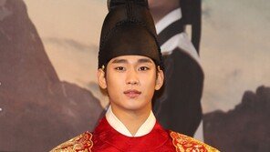 [포토] 김수현 ‘왕 다운 근엄한 포즈’