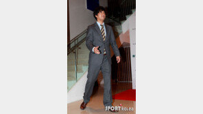 [포토] 신현준, 다리 부상에도 참석 ‘진정한 의리남’