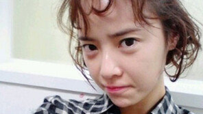 황정음, 난해한 헤어스타일 ‘자다가 나왔어?’