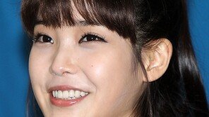 [포토] 아이유, 삼촌팬 녹이는 ‘깜찍 미소’ 