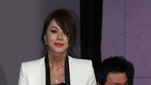 [포토] 엄정화, 강추위? 하의실종으로 ‘위풍당당’