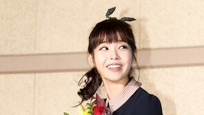 [포토] 아이유, 김연아에 “언니 같이 가요"