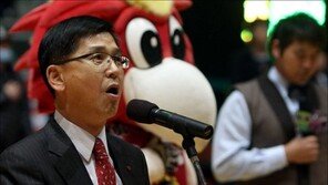 [포토] 애국가 부르는 김완태 LG단장!