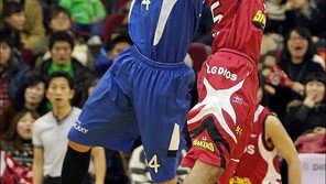 [포토] 이승준-문태영, 숨막히는 리바운드 전쟁!