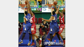 [포토] 헤인즈-클라크 ‘힘대 힘의 대결’