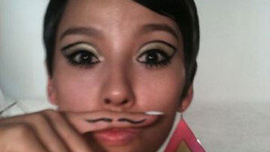 이효리, 2:8가르마에 콧수염 ‘남장 변신?’