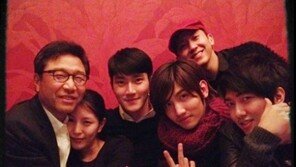 SM 단합사진 공개, 보아 이수만 품에 폭 ‘부녀 애정행각?’