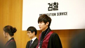 이민호 단체사진 계단 하나 내려와도 ‘우월’