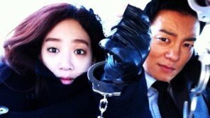 [스타 온라인] 정려원·이범수, 커플 수갑 찬 사연은?
