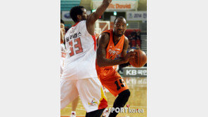 [포토] 허버트 힐 ‘림 엿보기’