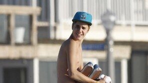 저스틴 비버의 종아리에 나타난 예수 형상? “완전 선명해!”