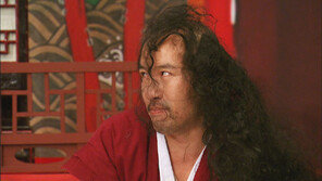 홍석천 모발이 모락모락…산발한 골룸같아!