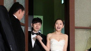 [포토] 강성연, 신랑 김가온 손잡고 함박웃음