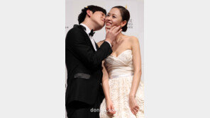 [포토] 김가온, 강성연 턱잡고 진한 볼키스