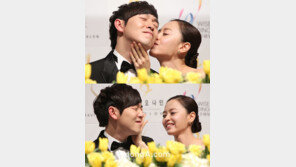 [포토] 강성연, 볼키스후 흔적 지우기 ‘애정 철철’