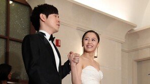 [포토] 강성연, 얼마나 좋으면…김가온에 시선고정