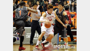 [포토] 오세근 ‘과감한 골밑돌파’