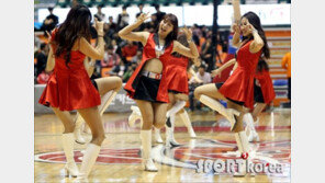 [포토] 치어리더 ‘깜찍한 댄스 퍼포먼스’