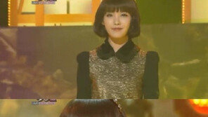 아이유, 깜찍한 단발머리로 변신… “더 어려보여”