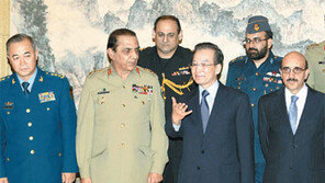 틈새 파고드는 中… 원자바오, 파 육군총장 만나