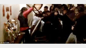 흑인vs중국인, 송년의 밤에 벌어진 막장 혈투... 순식간에 아수라장!