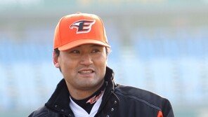 발길마다 플래시 세례…베테랑도 “쑥스럽구먼”