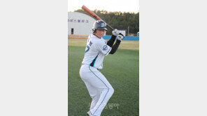 타자전향 선배 김응국코치, NC 기대주에 조언