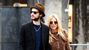 주드 로의 옛 연인 시에나 밀러, 연하남과의 임신사실 고백!