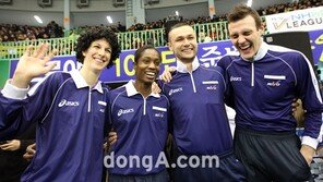 [포토] 선심으로 나선 배구 외국인 용병들