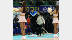 [포토] 문성민, 소녀팬과 배구코트 데이트