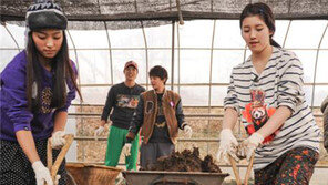 수지, “X 치우는 G8키키키키”…소 축사 청소 ‘국민 일꾼’ 등극