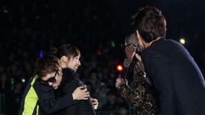 [포토] 배구퀸 황연주의 품에 안긴 울랄라세션