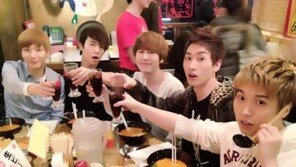 [스타 온라인] 슈주 ‘라면&콜라’ 회식…“은근 소박하네”