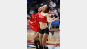 [포토] 치어리더 ‘지그시 눈감고~’