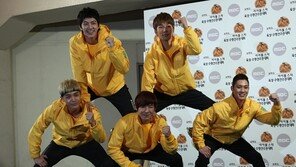 [포토] 엠블랙, ‘인간 오륜기탑’ 쌓고 화이팅!