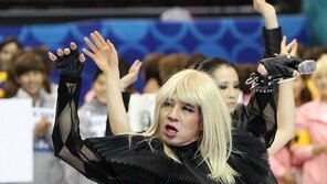[포토] 붐, 레이디가가 빙의 했나? 과도한 쩍벌 ‘눈살’