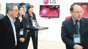 구본무 LG회장 킨텍스 전시장 찾아 현장경영 “고품질 제품 빨리 내놔라”