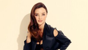 미란다 커 하의실종 화보, 명품 각선미…‘스타킹만?’