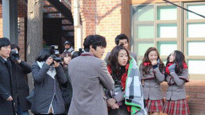 정진운, ‘쩍벌남’이지만 폭풍매너!… “이특 또 질투할라”