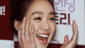 [포토] 정려원, 엄태웅 돌발발언에 토끼눈+함박웃음