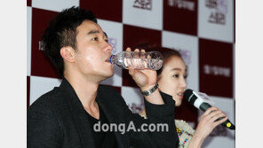 [포토] 엄태웅 ‘물 한모금 마시고 합시다’